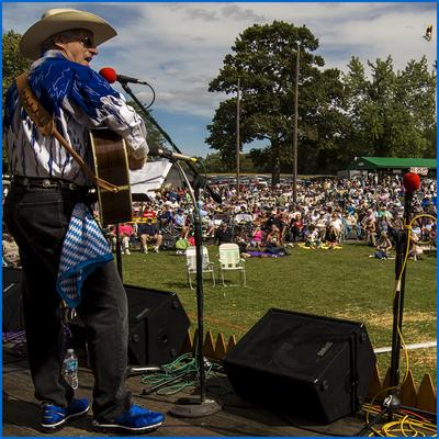 Dave Kline entertains the record breaking crowd (5500+).