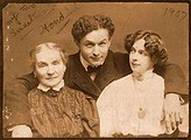 photo of Harry Houdini with his wife and mother